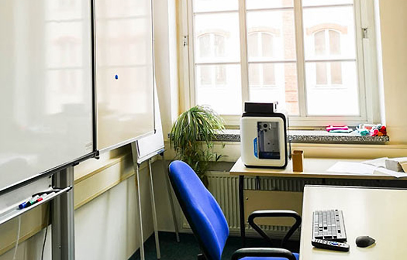 Blick auf digitale Tafel in einem Unterrichtsraum der Der Pausenbereich der Blick in den Kreativraum der Erzieherausbildung der DPFA Chemnitz