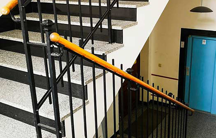 Treppenaufgang und Lift im Schulgebäude der Der Pausenbereich der Blick in den Kreativraum der Erzieherausbildung der DPFA Chemnitz