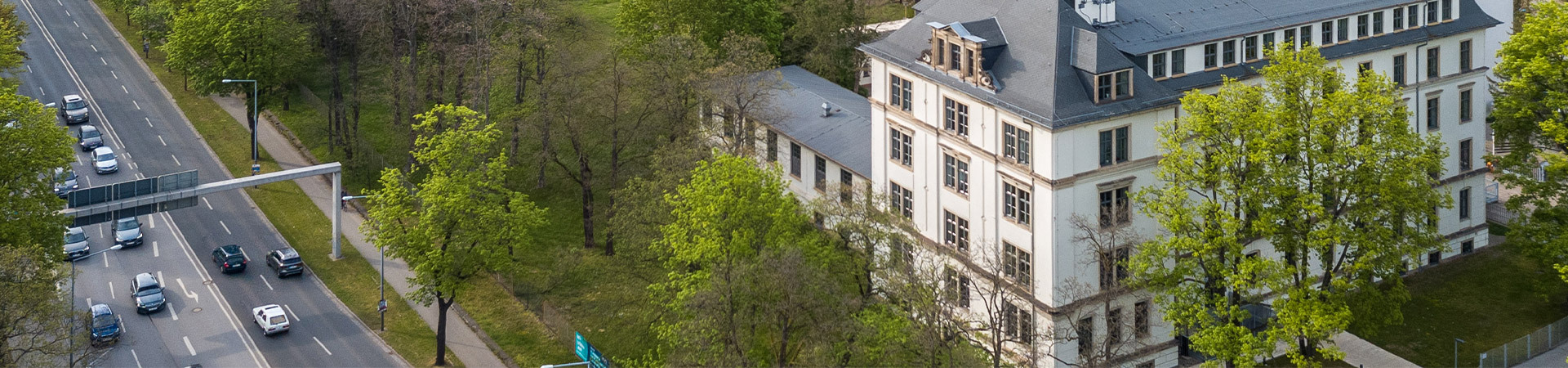 Headerbild Standortseite DPFA Dresden Erzieherausbildung - Drohnenaufnahme des Schulgebäudes