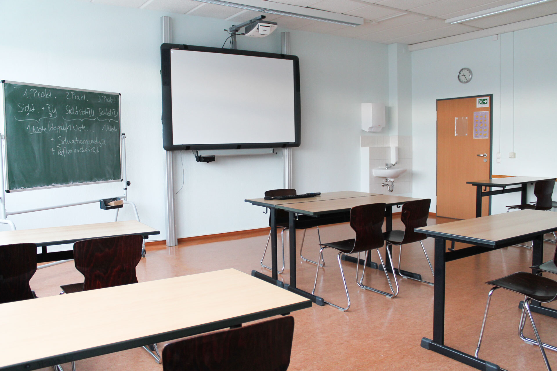 Blick in einen Unterrichtsraum mit digitaler Tafel der Erzieherausbildung der DPFA Zwickau