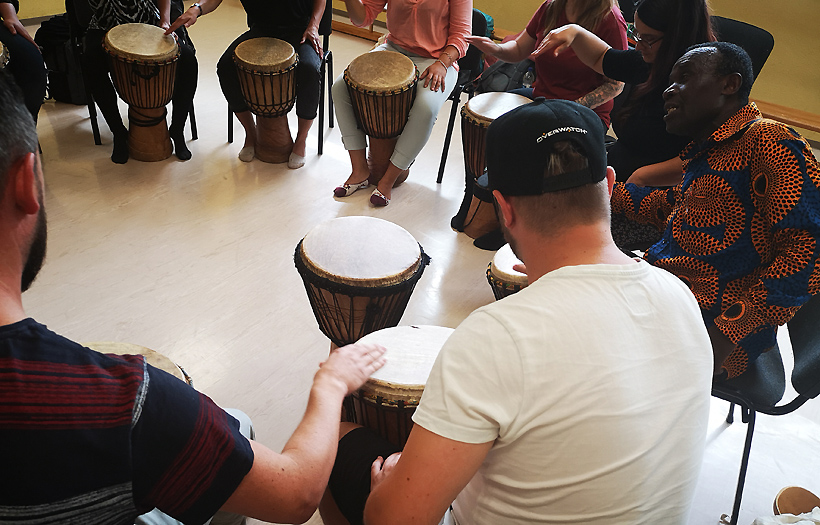 Dass die Musik, und besonders das gemeinsame Trommeln, eine starke integrative Kraft entfalten kann, erfuhren die Schüler während eines Workshops. Foto: DPFA Zwickau