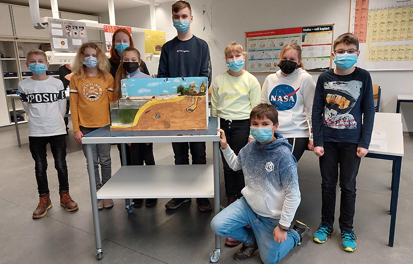 Schüler der DPFA-Regenbogen-Schulen Zwickau präsentieren ihre Projektarbeit zum Thema Science at the Beach.