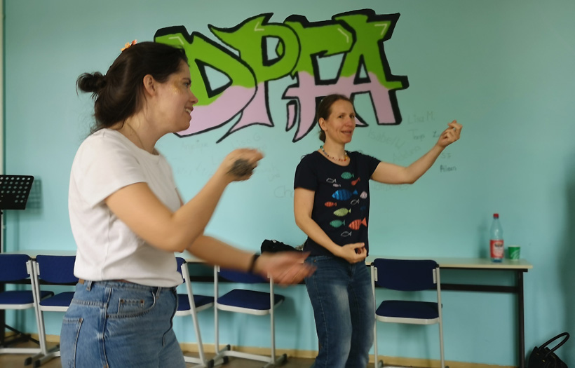 Schüler:innen der DPFA Dresden üben sich in Geschicklichkeit