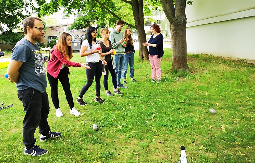 Schüler:innen der DPFA Dresden üben sich im Außenbereich in einem Geschicklichkeitsspiel