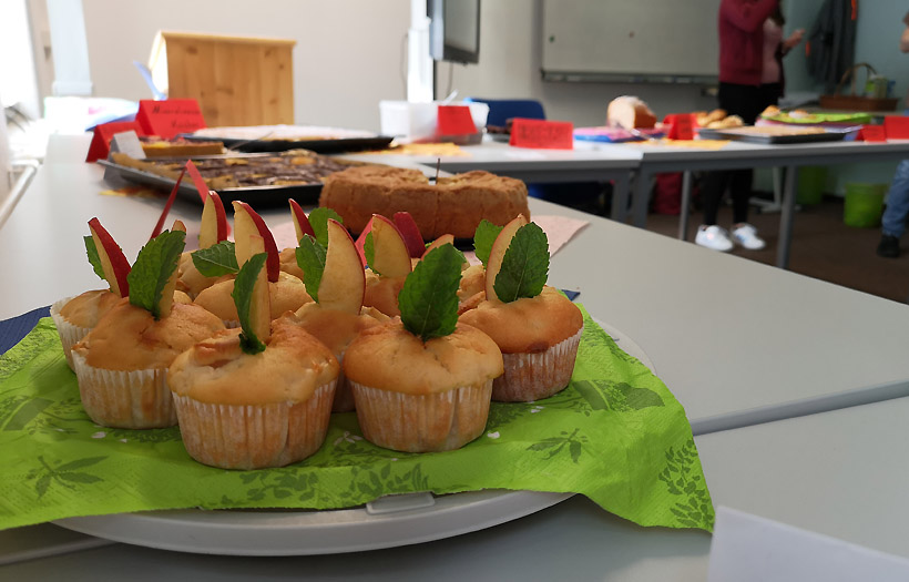 Blick auf leckere, von den Schüler:innen der DPFA Dresden selbst gebackenen, Muffins.