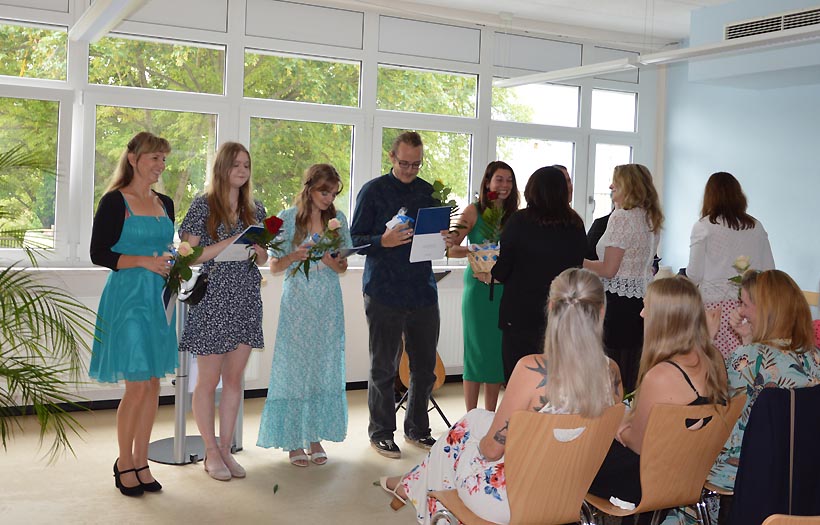 Schulleitung und Lehrteam überreichen die Abschlusszeugnisse an die Absolventinnen und Absolventen der Erzieherausbildung der DPFA Zwickau.