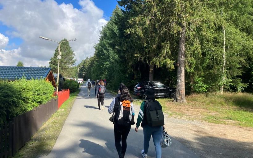 Schülerinnen und Schüler der Erzieherausbildung der DPFA Chemnitz wandern auf einem Weg.