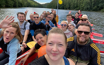 Schülerinnen und Schüler der Erzieherausbildung der DPFA Chemnitz lächeln während ihres erlebnispädagigschen Tages vom Boot aus in die Kamera.