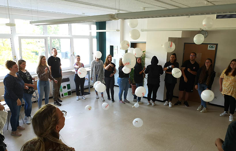 Kennenlernspiel mit Luftballons der neuen Klasse der Erzieherausbildung der DPFA Zwickau.