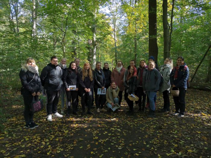 Ein Gruppenbild einer Erzieherklasse der DPFA Leipzig während der Exkursion im Leipziger Auwald.