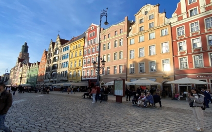 Angestrahlt von der Sonne zeigt sich die Altstadt von Breslau. Bunte Häuser umrahmen den Marktplatz der polnischen Stadt.