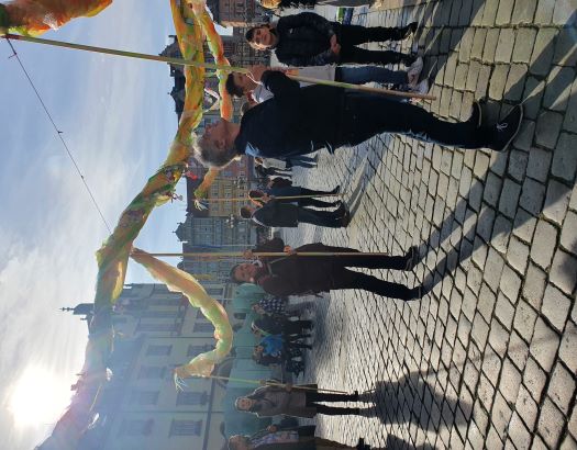 Auf dem Marktplatz von Breslau wird ein großes Fest veranstaltet. Alle zusammen halten symbolisch ein Gebilde hoch, welches ein gutes Miteinander symbolisieren soll.
