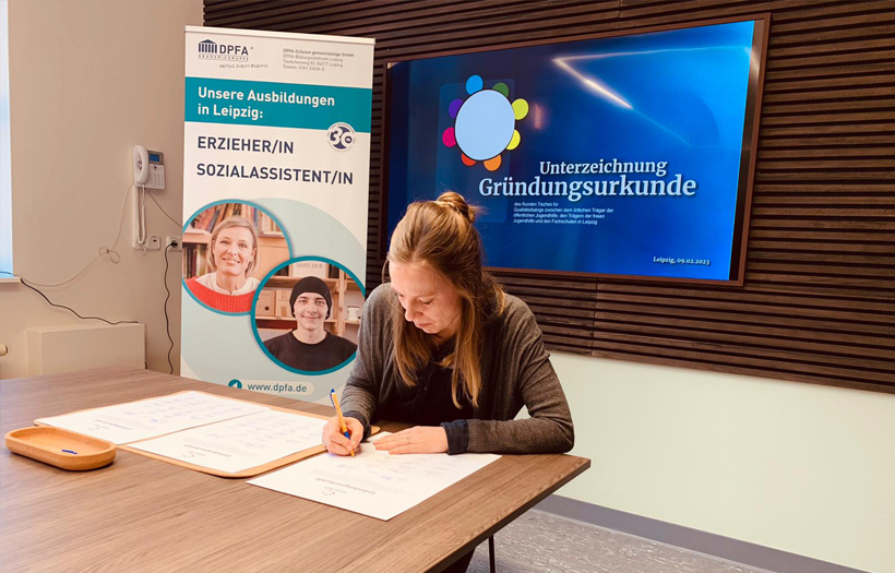 Schulleiterin Andrea Müller unterschreibt die Gründungsurkunde der Erzieher:innenfachschulen in Leipzig.
