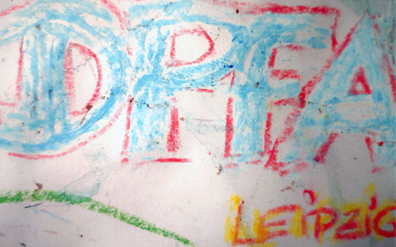 Der Schriftzug "DPFA" ist blau mit roter Umrandung gezeichnet. "Leipzig" steht in roter Schrift auf weißem Untergrund darunter.